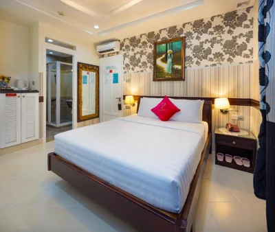 Deluxe-Doppelzimmer mit Balkon — Pink Suite Saigon Airport Hotel